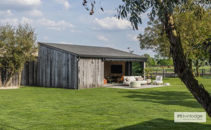 Barnwood outbuilding in the heart of the Damme polders