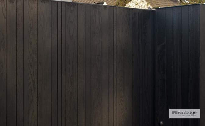 Moderno portón de corredera con acabado negro 