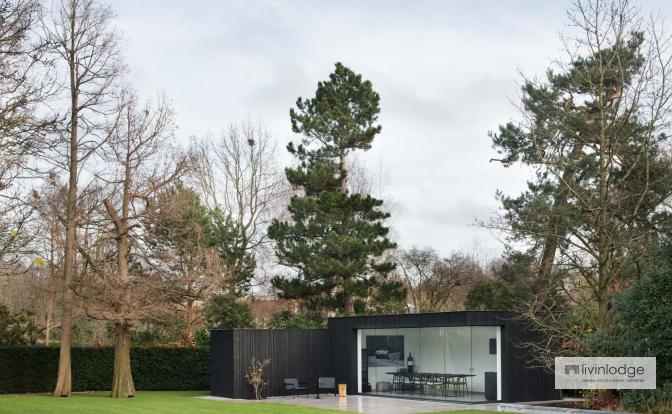 Moderna oficina de jardín con acabado negro