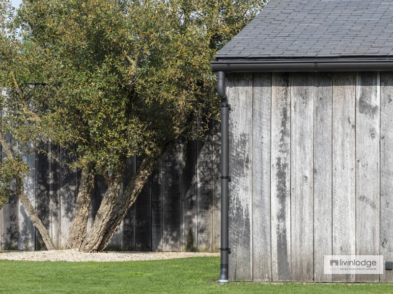 A harmonious continuity between the barnwood cladding and the matching fencing