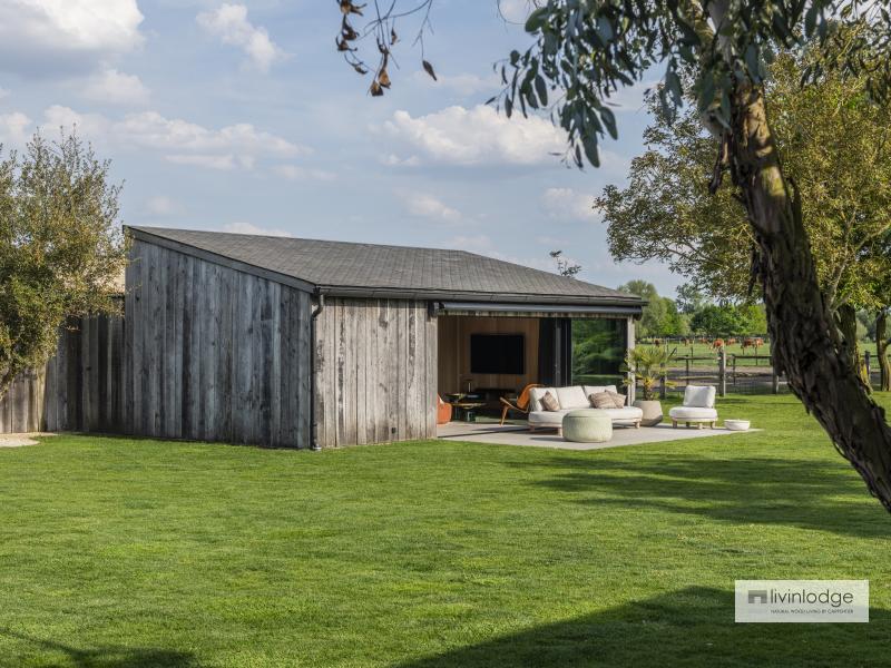 Barnwood outbuilding in the heart of the Damme polders