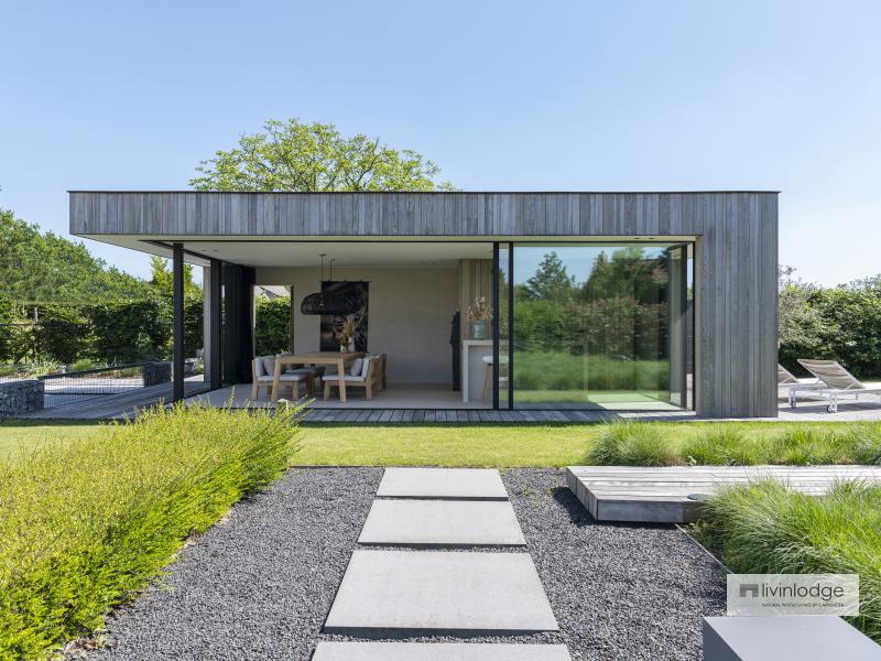 Luxe poolhouse met verzonken schuiframen