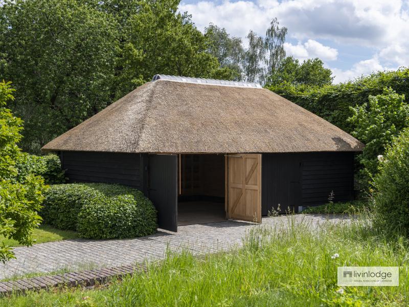 Eiken bijgebouw met zwarte gevelbekleding