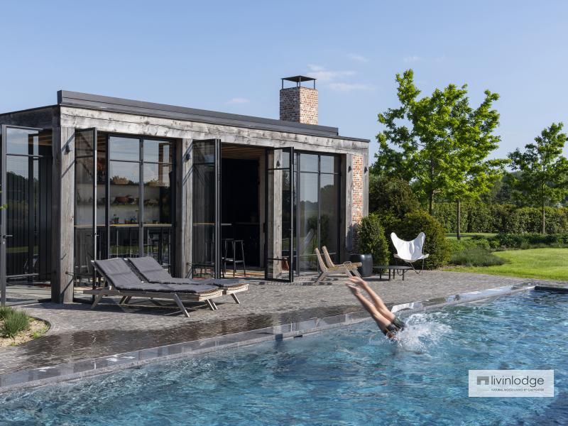 Eiken poolhouse met eigentijds design