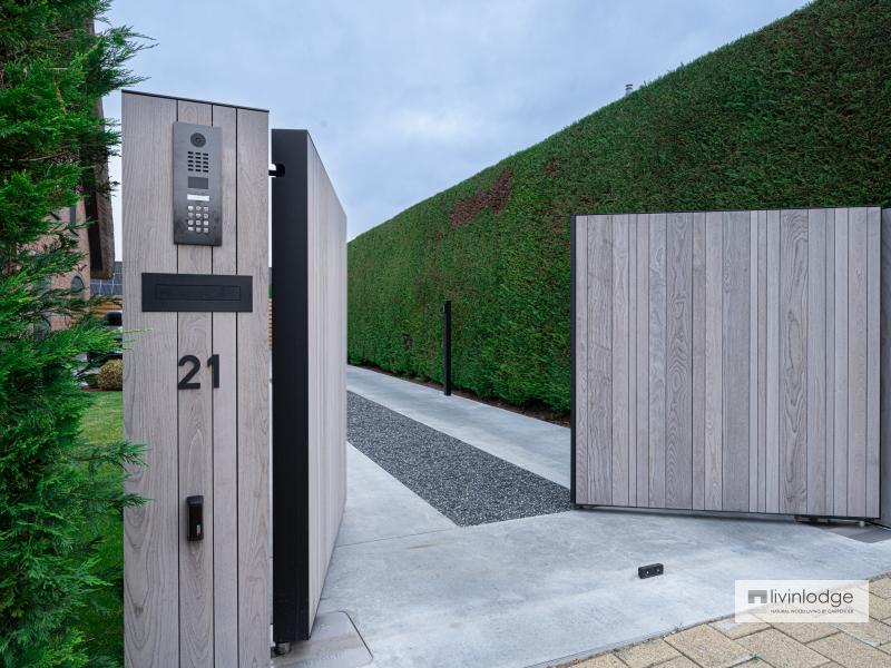 Automatic swing gate in wood with natural colour finish