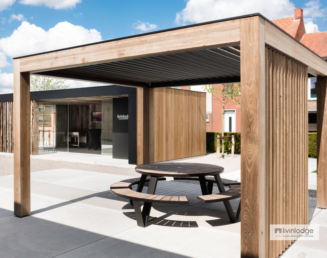 Pérgola con lamas orientables de madera