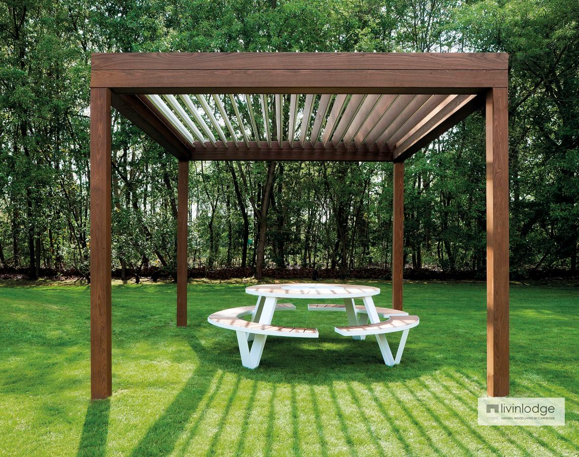 Pérgola con lamas orientables de madera