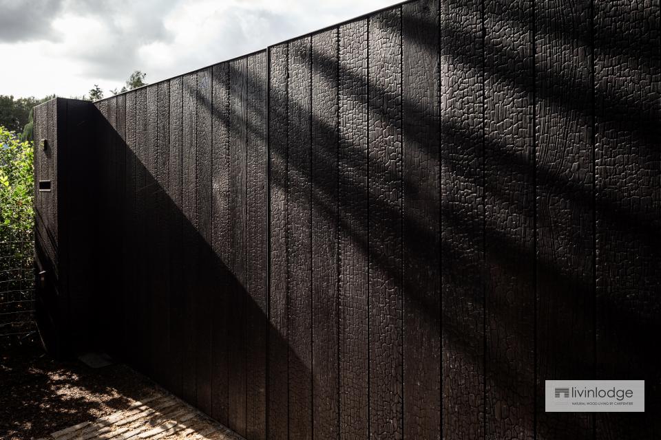 Portón moderno de madera carbonizada en Sint-Martens-Latem