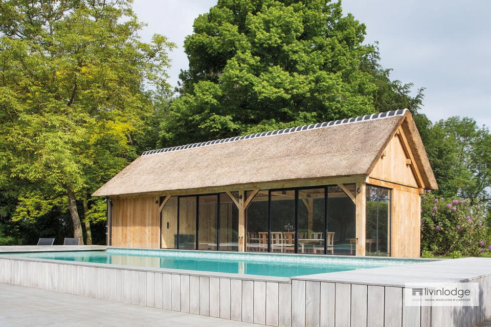 Pool house de roble con techo de paja, Grimbergen