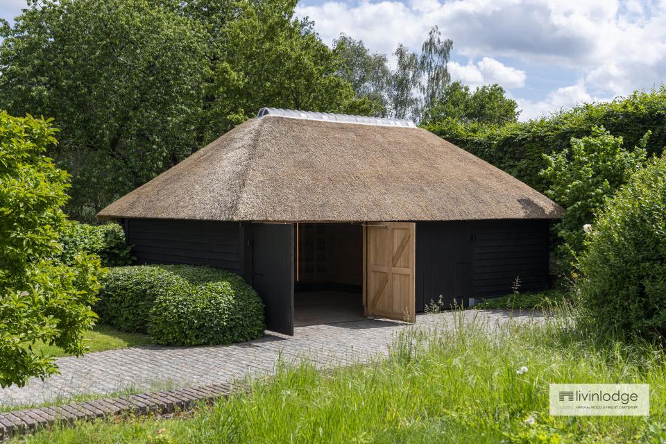 Eiken bijgebouw met rieten dak en zwarte afwerking