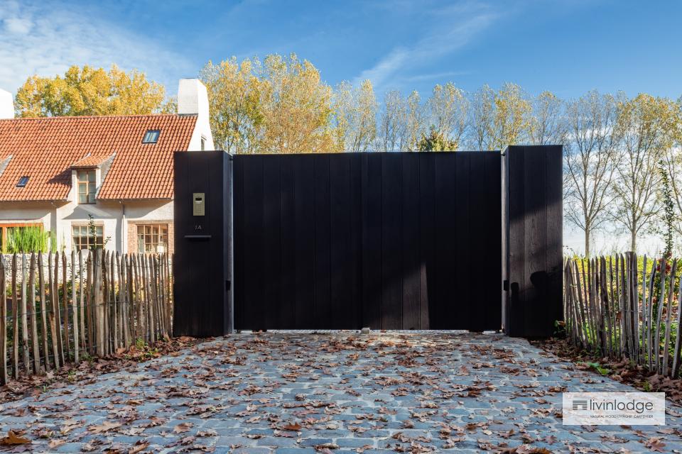 Portón de roble carbonizado en Vlezenbeek